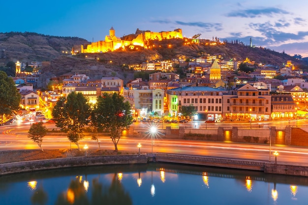 Narikala e fiume Kura di notte, Tbilisi, Georgia