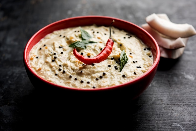 Nariyal o Chutney di cocco servito in una ciotola. Isolato su sfondo lunatico. messa a fuoco selettiva