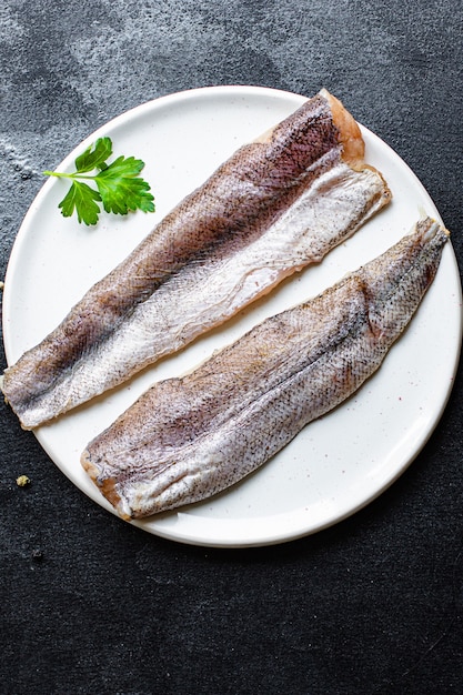 Nasello crudo filetto di pesce frutti di mare omega sul pasto sano tavolo