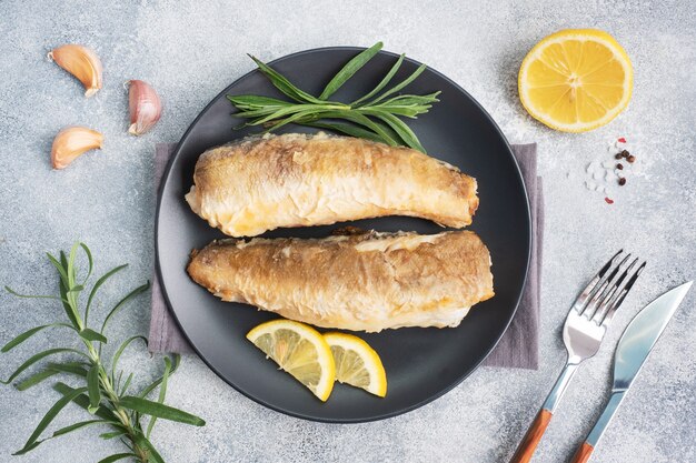 Nasello di pesce fritto Pollock e fette di limone fresco.