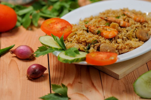 Nasi Goreng è composto da polpette di riso gamberi con spezie piccanti lavorate per frittura
