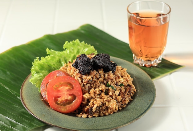 Nasi Goreng Rendang con tè caldo Il Rendang è il tradizionale stufato di manzo Melayu Minang