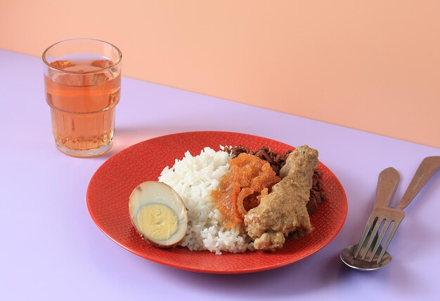 Nasi Gudeg Jogja Komplit con Pollo Opor Ayam Uova Curyy Spezzatino di Jackfruit e Krecek