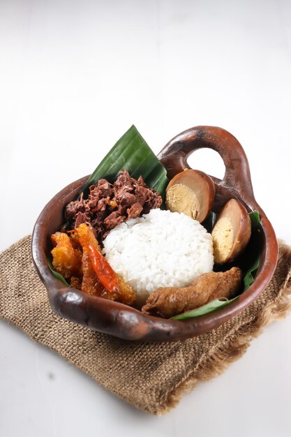 Nasi Gudeg. Un piatto caratteristico e leggendario di Yogyakarta Indonesia. Stufato Di Frutta Di Jack.