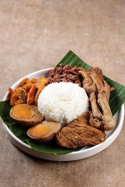 Nasi Gudeg. Un piatto caratteristico e leggendario di Yogyakarta Indonesia. Stufato Di Frutta Di Jack.