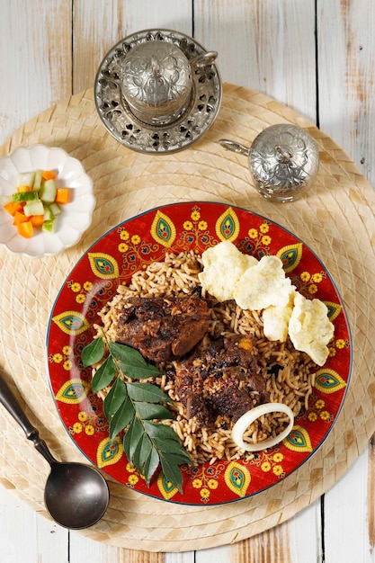 Nasi Kebuli Riso arabo speziato con agnello arrosto e vista dall'alto Acar