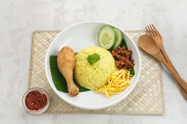 Nasi kuning, cibo tradizionale indonesiano, a base di riso cotto con curcuma e latte di cocco