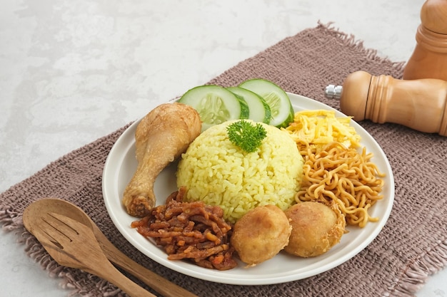 Nasi kuning, cibo tradizionale indonesiano, a base di riso cotto con curcuma e latte di cocco