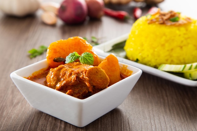 Nasi Kunyit noto anche come riso glutinoso alla curcuma Normalmente consumato con pollo al curry secco