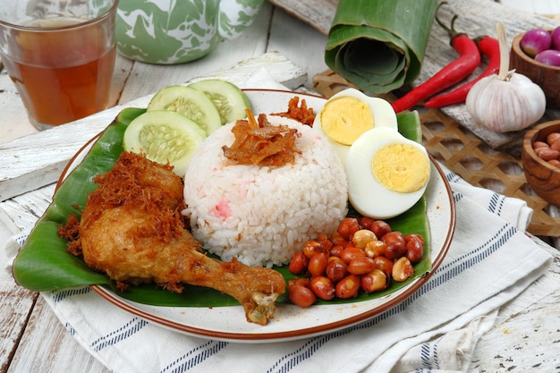 Nasi lemak, piatto di riso profumato malese cotto nel latte di cocco e foglia di pandan, servito con vari sid