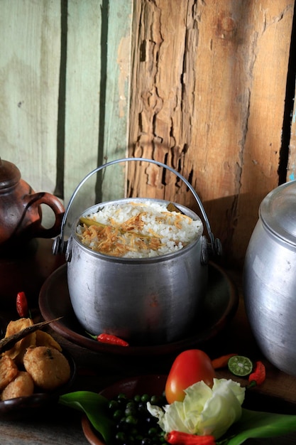 Nasi Liwet Kastrol, riso speziato al vapore cibo tradizionale di Bandung, West Java Indonesia. Solitamente servito al ristorante con vari contorni come Sambal, pesce salato e verdure