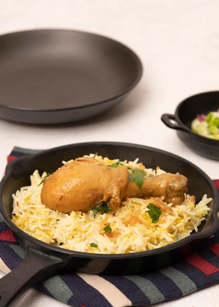 Nasi mandhi ayam, riso al pollo arabo a base di riso basmathi con alcune spezie, su posto bianco