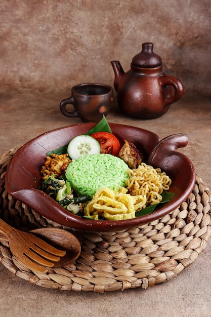 Nasi Pandan o riso profumato verde a base di pasta di pandan con vari contorni