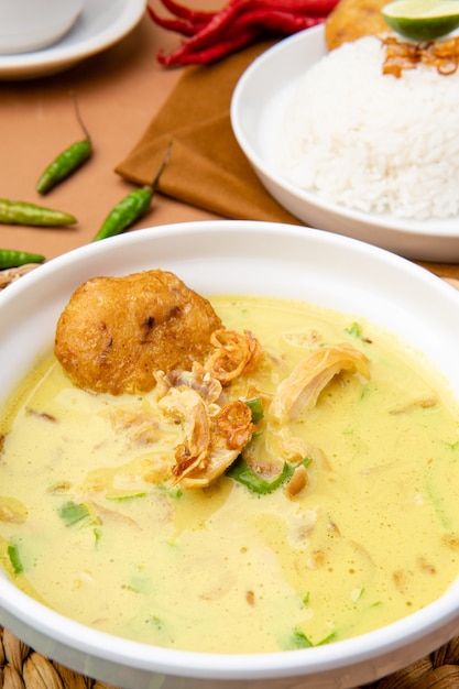 Nasi Soto Ayam o Soto Medan è la tradizionale zuppa di pollo con riso di Medan, nel nord di Sumatra