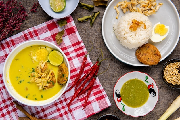 Nasi Soto Ayam o Soto Medan è la tradizionale zuppa di pollo con riso di Medan, nel nord di Sumatra