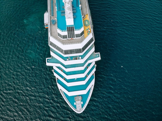 Naso della nave da crociera blu nel mare - vista dall'alto. Il mare delle Andamane - Immagine aerea. Bellissimo paesaggio marino