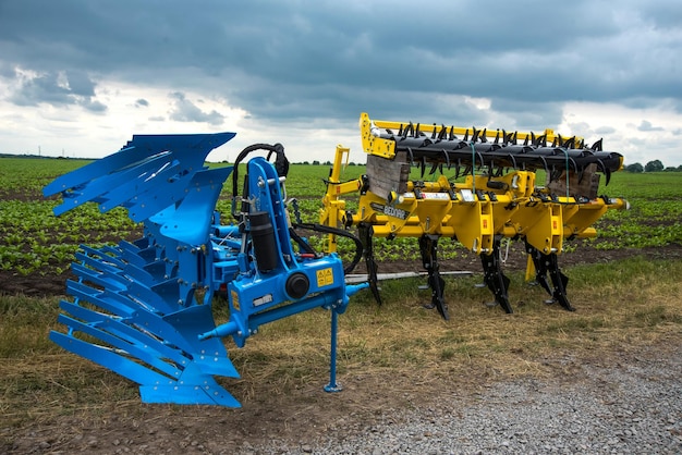 Nastasiv Oblast Ternopil Ucraina 14 giugno 2023 nuovo seme trainato e aratura alla mostra agricola vicino alla mostra di campo di macchinari