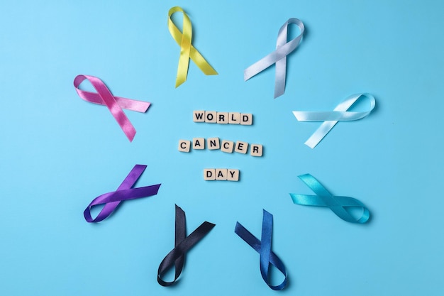 Nastri multicolori su sfondo blu Consapevolezza del cancro Giornata mondiale contro il cancro