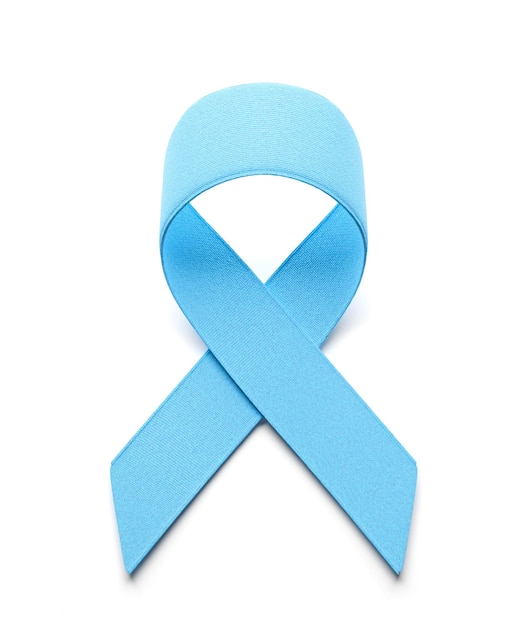 Nastro azzurro del cancro alla prostata come simbolo della consapevolezza del cancro alla prostata isolato su bianco