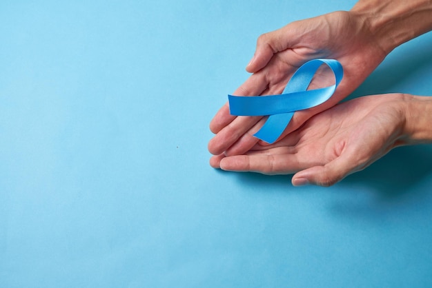 Nastro azzurro per la campagna di sensibilizzazione per la giornata mondiale contro il tumore alla prostata