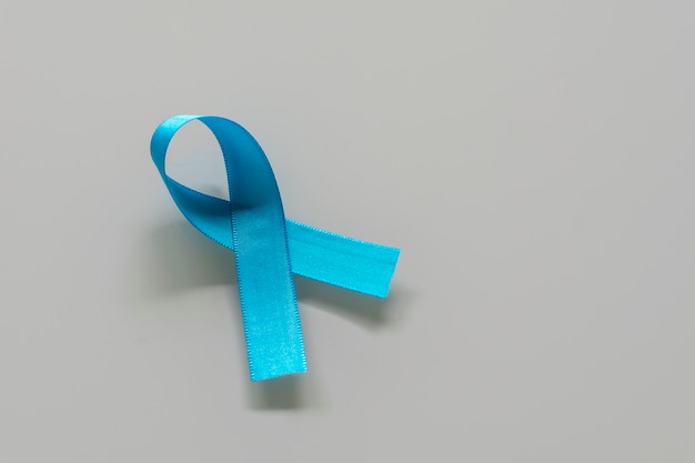 Nastro blu della campagna di prevenzione del cancro alla prostata. Novembre blu. Salute dell'uomo