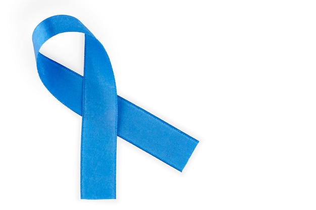 Nastro blu, simbolo di consapevolezza del cancro, cancro alla prostata su sfondo bianco isolato. copia spazio. Foto di alta qualità