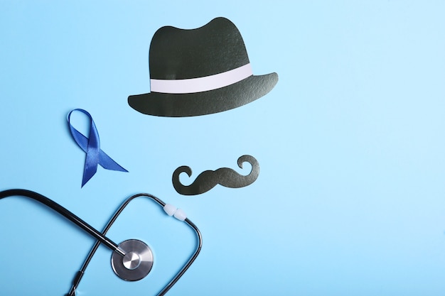 Nastro blu su uno sfondo colorato vista dall'alto cancro degli uomini salute degli uomini