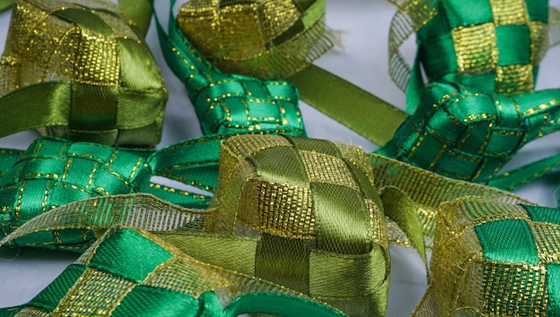 Nastro colorato Ketupat per la decorazione Un concetto islamico per il Ramadhan