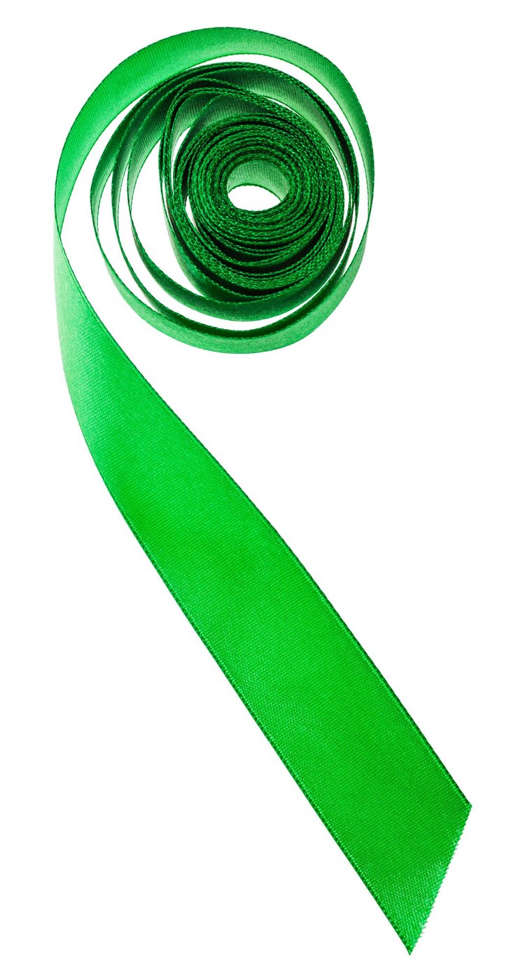Foto nastro decorativo di seta verde isolato su bianco