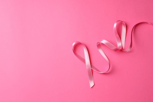 Nastro di consapevolezza del cancro al seno su sfondo rosa