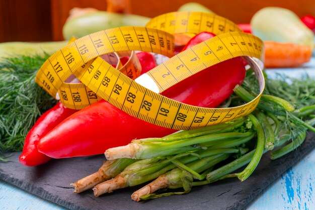 Nastro di misurazione per misurare la circonferenza. Verdure per la dieta.