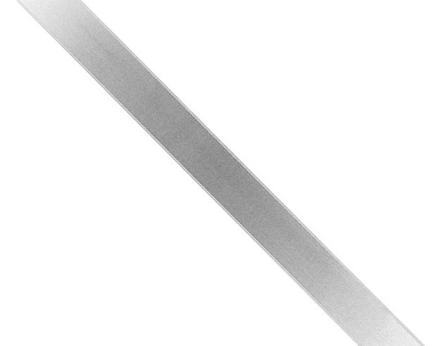 Nastro di seta argento isolato su sfondo bianco