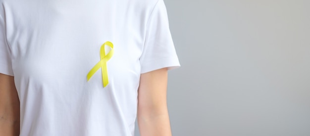 Nastro giallo per sostenere le persone che vivono e le malattie. Settembre Giornata della prevenzione del suicidio, concetto del mese di sensibilizzazione sull'infanzia, il sarcoma e il cancro alle ossa