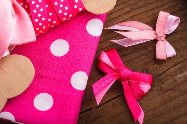 Nastro rosa a pois, tessuto e fiocchi per scrapbooking