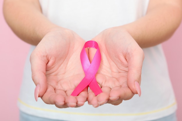 Nastro rosa il simbolo internazionale del cancro al seno