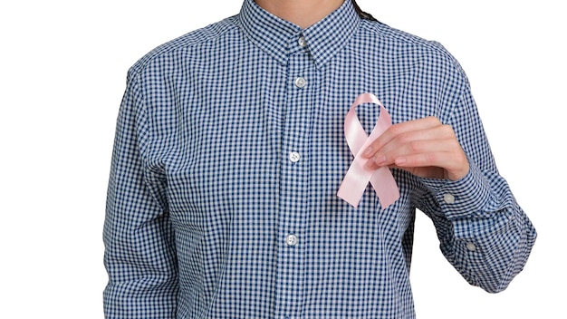 Nastro rosa per la consapevolezza del cancro al seno in mano di donna