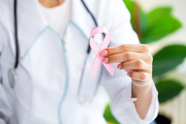 Nastro rosa per la consapevolezza del cancro al seno in medico.