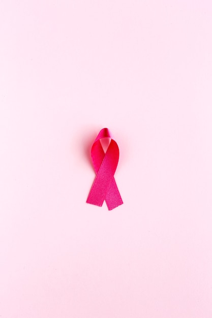 Nastro rosa su uno sfondo colorato. Cancro