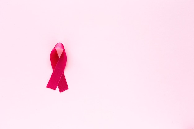 Nastro rosa su uno sfondo colorato. Cancro