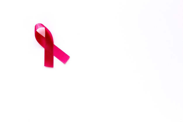 Nastro rosa su uno sfondo colorato. Cancro