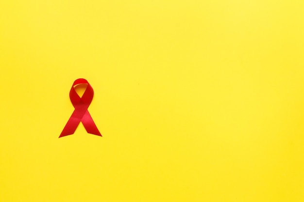 Nastro rosso di sensibilizzazione sull'AIDS. Giornata mondiale contro l'AIDS e concetto di assistenza sanitaria e medicina