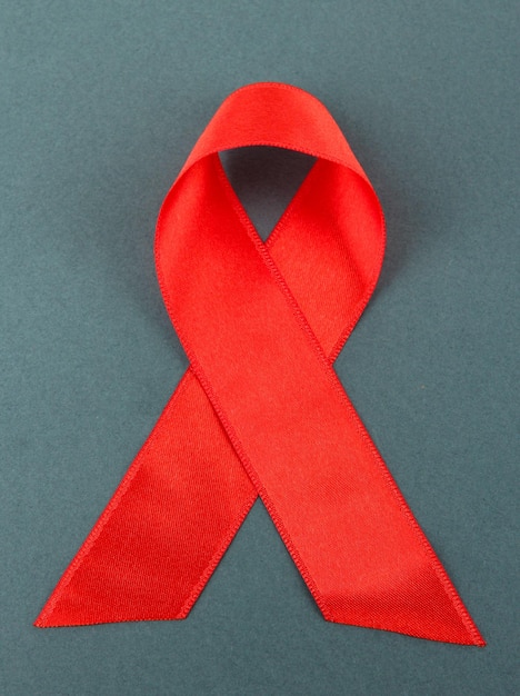 Nastro rosso HIV AIDS su sfondo grigio