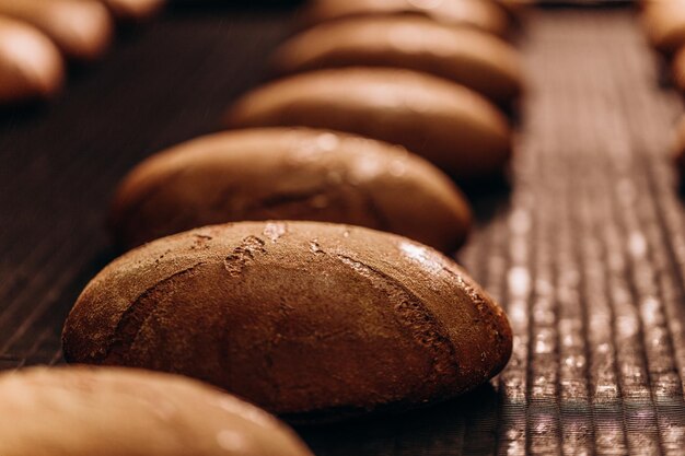 Nastro trasportatore industriale o linea di fabbrica alimentare con processo di preparazione di biscotti dolci da forno e concetto di produzione alimentare tonica