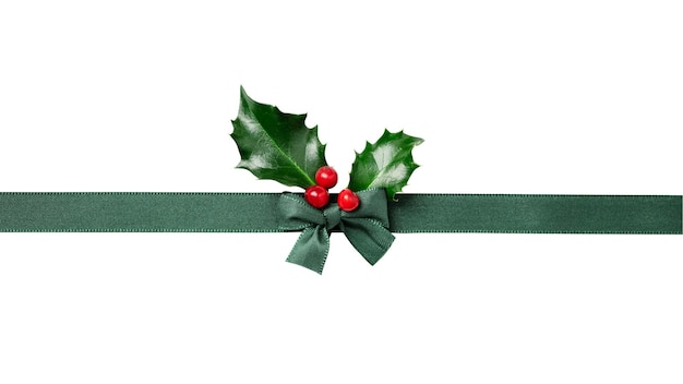 Nastro verde e fiocco legato con bacche di agrifoglio per la decorazione del pacchetto regalo di Natale