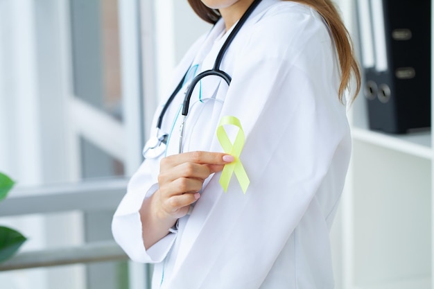 Nastro verde in mano come simbolo di consapevolezza Cancro al linfoma
