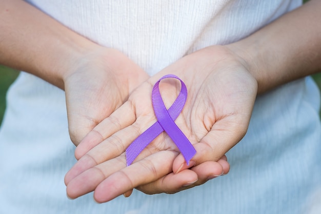 nastro viola per cancro al pancreas, epilessia, lupus e violenza giorno mese