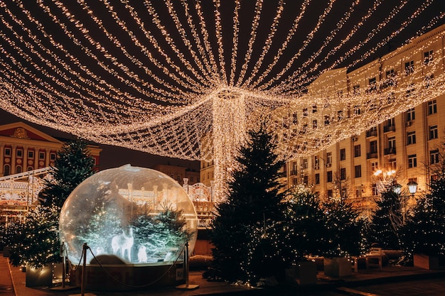 Natale a Mosca Piazza Tverskaya a Mosca Strada splendidamente decorata