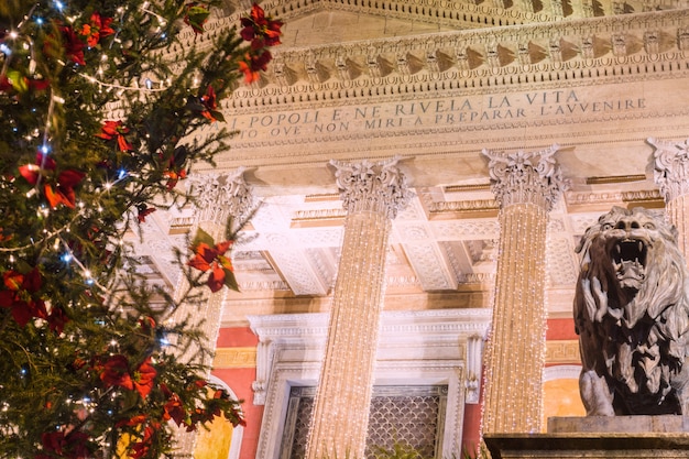 Natale a Palermo. il famoso teatro Massimo decorato con luci e albero di Natale