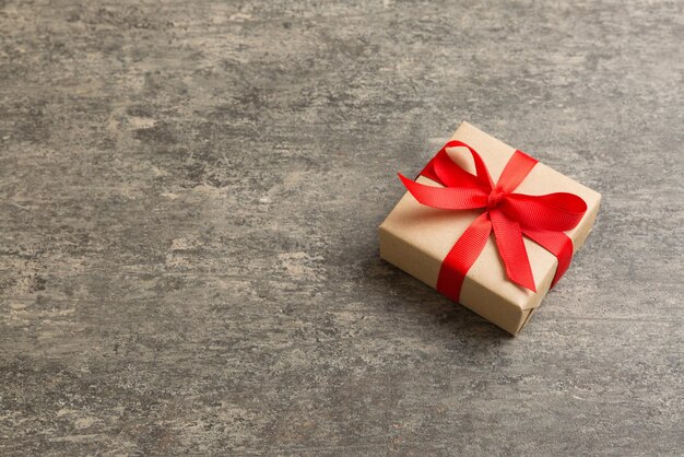Natale avvolto o altre vacanze fatte a mano presenti in carta artigianale con nastro colorato Decorazione della scatola regalo del regalo sulla vista del tavolo con spazio per la copia