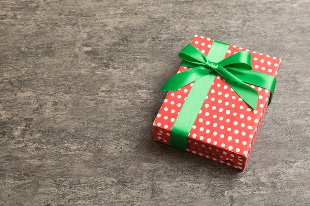 Natale avvolto o altre vacanze fatte a mano presenti in carta con nastro colorato Decorazione della scatola regalo del regalo sulla vista del tavolo con spazio per la copia